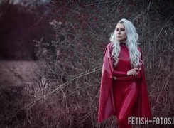 Luthieen im roten Catsuit